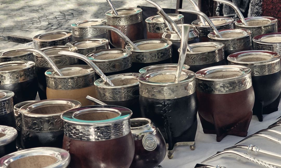 Tagestour Buenos Aires – traditionelle Mate-Gefäße auf einem Markt